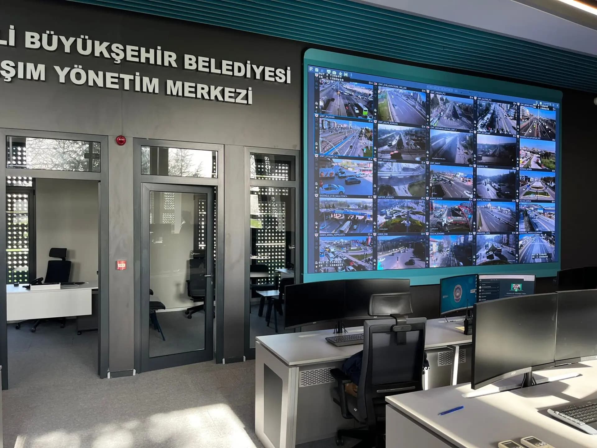 Kocaeli Büyükşehir Belediyesi Ulaşım İzleme Odası LED Ekran Projesi - Görsel 3